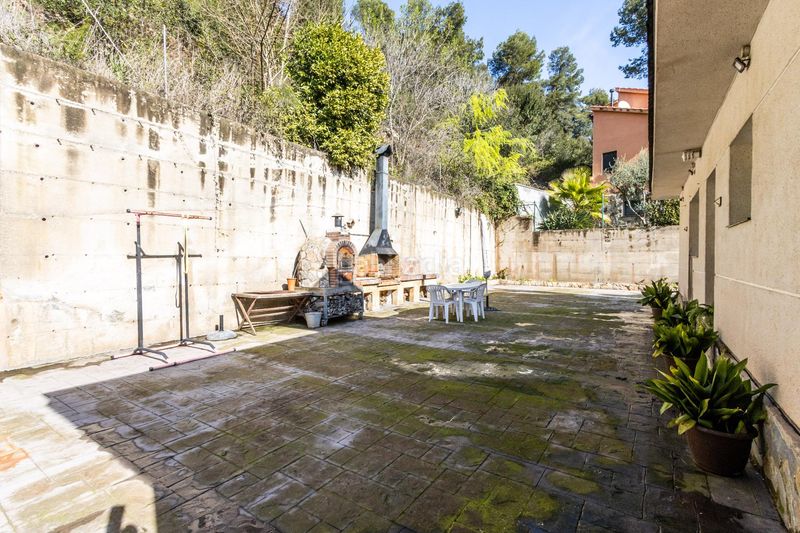 Foto f773e29b-6133-4c59-8186-3dd90ae10070. Casa amb aparcament a Corbera de Llobregat
