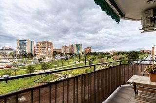 Pis  Carrer himalaia de l'. Piso reformado con terraza junto a la estaci�n de tren sabadell