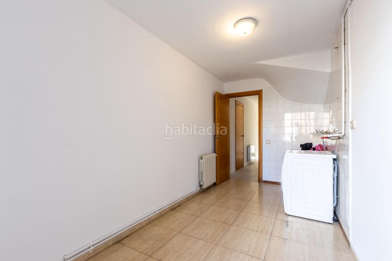 Foto 3593c7af-6645-41fe-a28e-f8cc0b38f9ce. Casa adossada amb calefacció aparcament a Polinyà