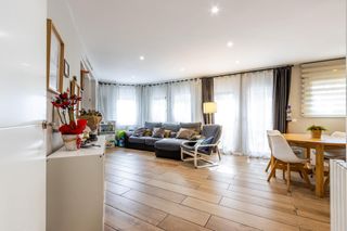 Casa en Gràcia. Casa con ascensor, garaje para 2 coches y terraza junto a estaci