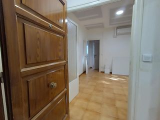Location Appartement  Calle de ribot i serra. Piso semireformado en el corazón de sabadell  ideal para familia