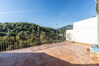 Maison jumelée à Sant Llorenç Savall. Casa reformada al centre del poble amb terrassa
