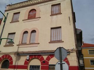 Casa  Calle hermanos quintero. Se vende edificio situado en la glorieta, tiene local comercial