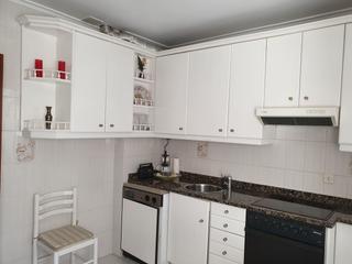 Pis  Calle sancho iv. Piso de tres dormitorios, salón, cocina, cuarto de baño, aseo. a
