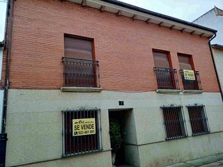Casa  Calle santa fe. Casa de dos plantas con patio