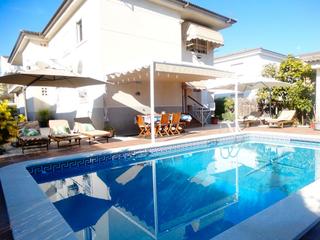 Maison dans Segur de Calafell Nucli Urb. Gran torre con piscina