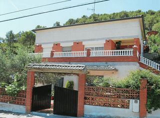 Haus in Castellet i la Gornal. Gran casa con doble terreno en urbanizacin tranquila