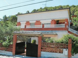 Casa a Castellet i la Gornal. Gran casa con doble terreno en urbanización tranquila
