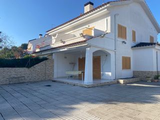 Reihenhaus in Cunit Residencial. Casa adosada esquinera