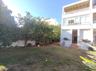 Casa adosada en Segur de Calafell Nucli Urbà. Amplia casa con jardín cerca de las comodidades