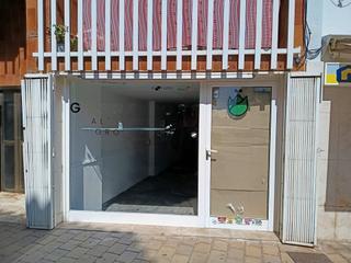Local commercial à Carrer empar nadal 14. Local comercial en  la plaza del pueblo