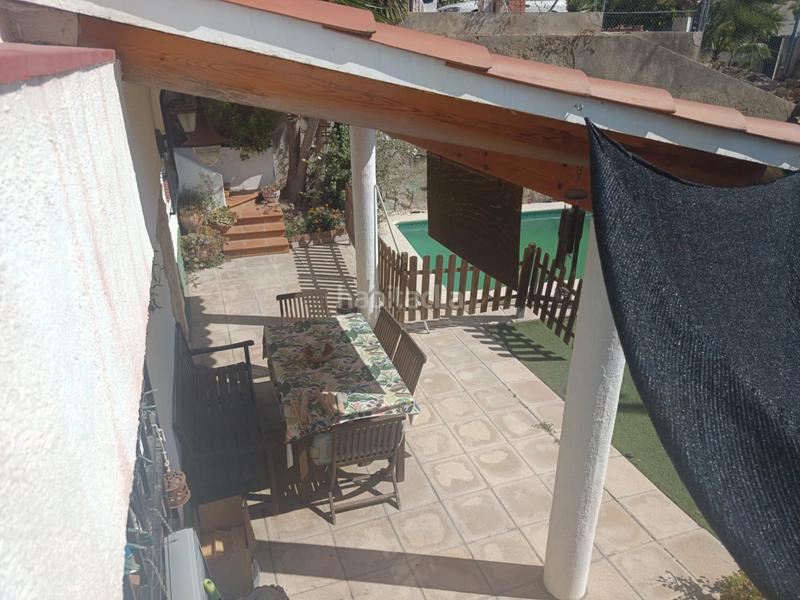 Foto 5439e263-3581-444c-97eb-8c4fa726e17c. Casa amb xemeneia piscina a costa Cunit - els jardins - els rosers Cunit