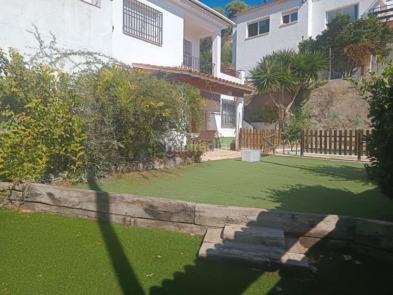 Foto 65f54eac-0274-4062-976e-45e934e0ba4b. Casa amb xemeneia piscina a costa Cunit - els jardins - els rosers Cunit