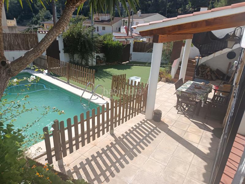 Foto 8a72a62e-0fc9-46d3-933f-15629ece6c6e. Casa amb xemeneia piscina a costa Cunit - els jardins - els rosers Cunit