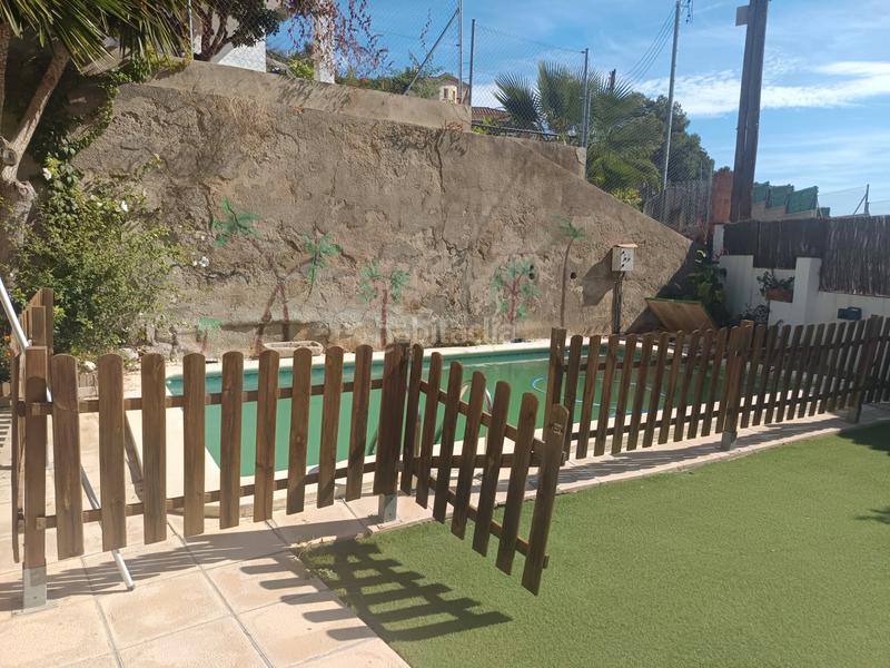 Foto d50c4bc5-52a6-4599-937d-0abcc3c81fea. Casa amb xemeneia piscina a costa Cunit - els jardins - els rosers Cunit