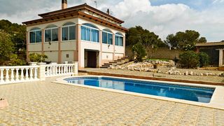 Xalet a Costa Cunit - Els Jardins - Els Rosers. Chalet independiente con piscina, terrazas y vistas abiertas