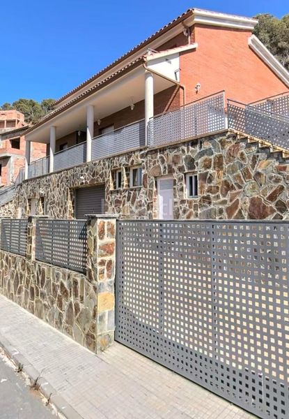 Foto 0900c2ff-c978-4643-b57a-10ff31d0ba93. Chalet espectacular casa independiente con piscina, aerotermia y 665 m² de parcela en Castellet i la Gornal