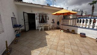 Casa adosada en Zona Carrefour - Urbanizaciones. Bonito bungalow en torrevieja