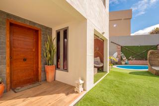 Chalet  Calle hibiscus. Se vende chalet adosado con piscina privada en la garita