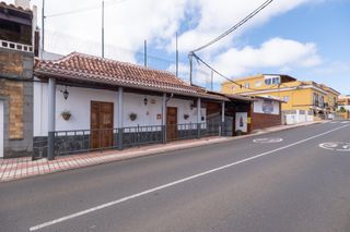 Traspàs Local Comercial a Avenida la cruz 36. Venta de propiedad (local de restauración y vivienda) y traspaso