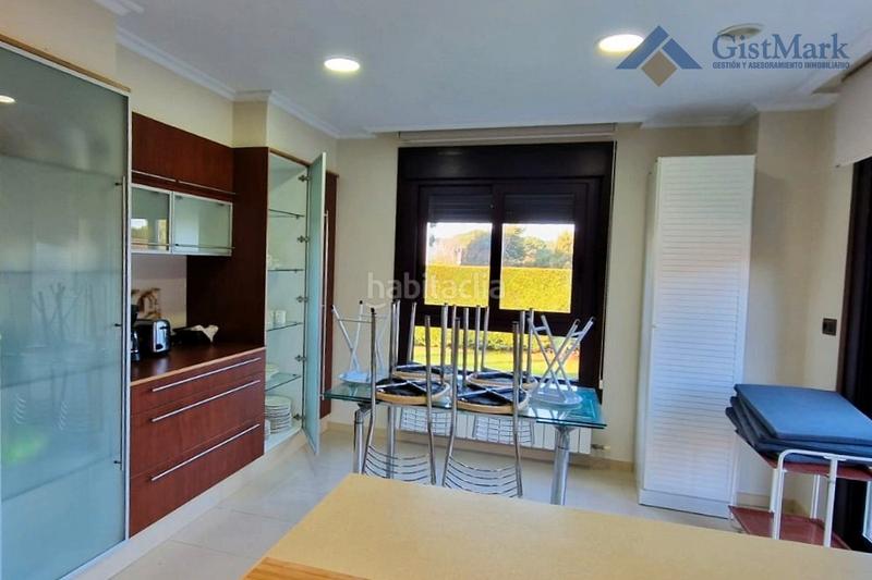 Foto 88270219-9d3c-476f-9286-ffe9e8c75f68. Chalet with heating parking in Baiona