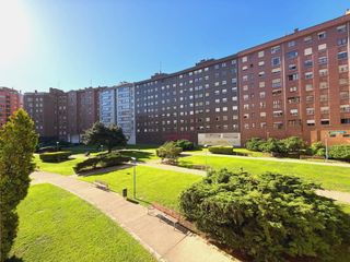Flat  Avilés - calle juan xxiii. Piso luminoso, 3 habitaciones, 2 baños, plaza de garaje y traste