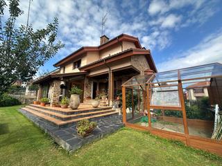 Casa  Avils - calle victoria kent. Magnfica propiedad independiente con finca en zona quirinal  av