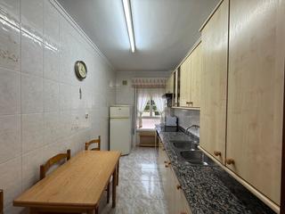 Pis  Avilés - calle leopoldo alas clarín. Piso exterior de 3 dormitorios, con garaje y trastero zona la ma