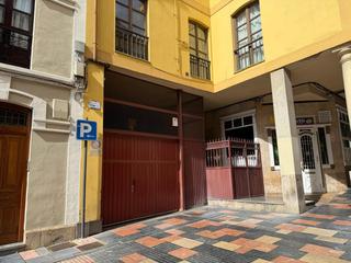 Aparcament cotxe a Centro. Se venden 2 plazas de garaje con portón automático en el centro