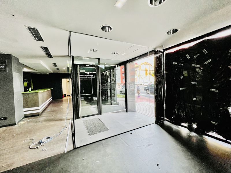 Foto 40382434-7557-4958-9f62-6d2fa3a18ec2. Alquiler local comercial amplio local comercial en esquina, luminoso y totalmente instalado en zona el arbolón, en Avilés