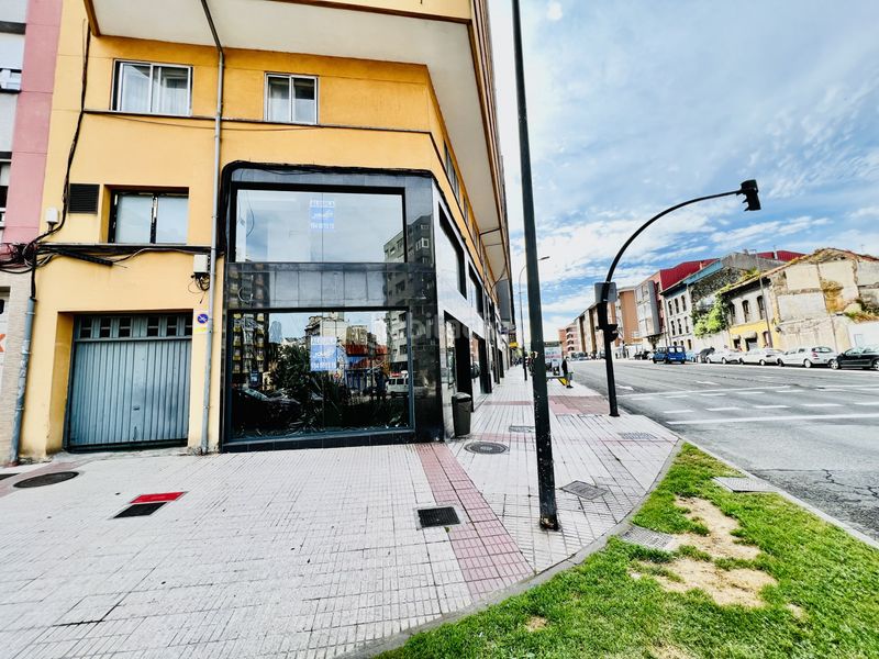 Foto 88998b25-343b-4f0c-9f06-0b65ae4f362f. Alquiler local comercial amplio local comercial en esquina, luminoso y totalmente instalado en zona el arbolón, en Avilés