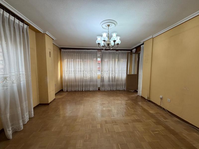 Foto 983fe8c8-8e23-4dbf-8cf9-536d8d4e52fe. Pis amb calefacció aparcament a Centro Avilés