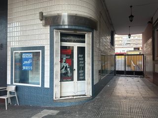 Local Comercial  Avilés - avenida san agustín. Amplio local instalado en venta en avenida san agustín, centro d