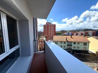 Flat  Avilés - calle ramón y cajal. Amplio piso de 3 habitaciones con terraza y ascensor en la zona