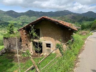Maison à Onís. Venta de cuadra y finca en onís.