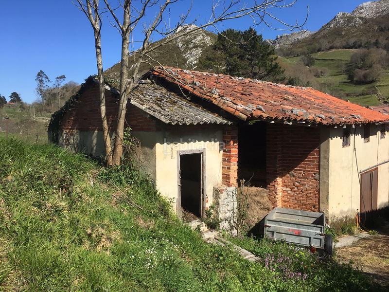 Foto 401716bc-36f3-40e0-8466-06843aa66137. Casa venta de cuadra . en Parres