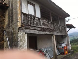 Maison à Parres. Venta de dos casas y cuadra en arriondas-parres