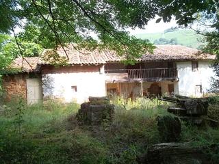 Casa a Piloña. Venta de casa,  cuadra y finca en el concejo de piloña