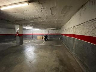 Parking voiture dans Carrer de cervantes 215. Parkin para coche media