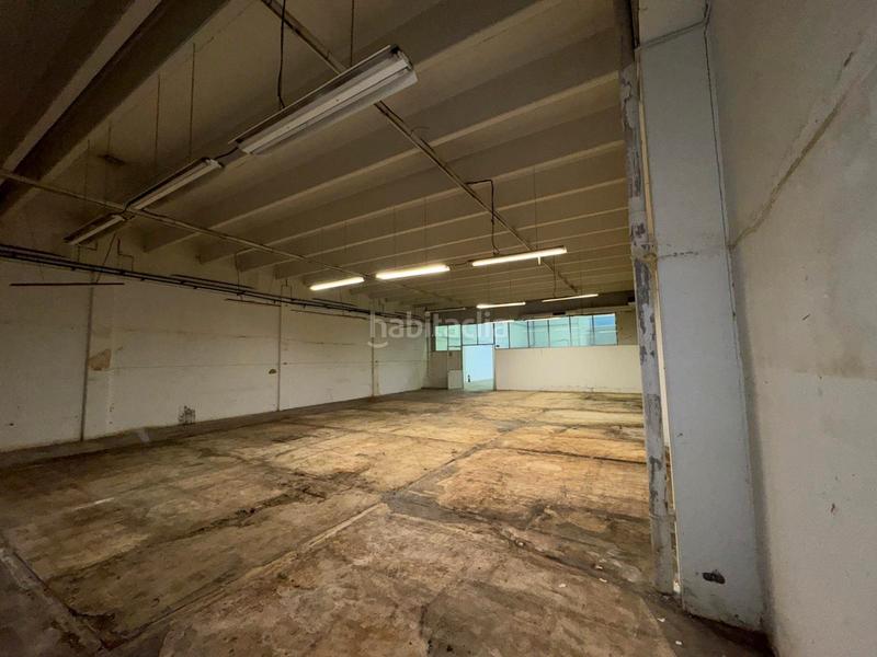 Foto 9635357e-e49b-46bd-823b-6c772e507a39. Alquiler nave industrial amplia nave con dos plantas y acceso por ambas calles en Badalona