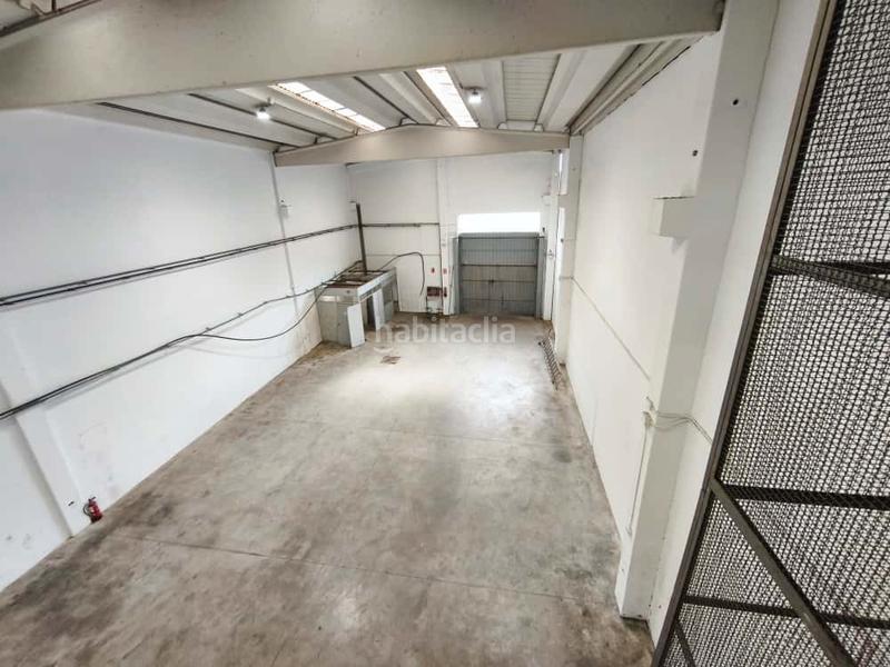 Foto c2da98f9-ef44-4db6-ad71-8a73539592d7. Alquiler nave industrial amplia nave con dos plantas y acceso por ambas calles en Badalona