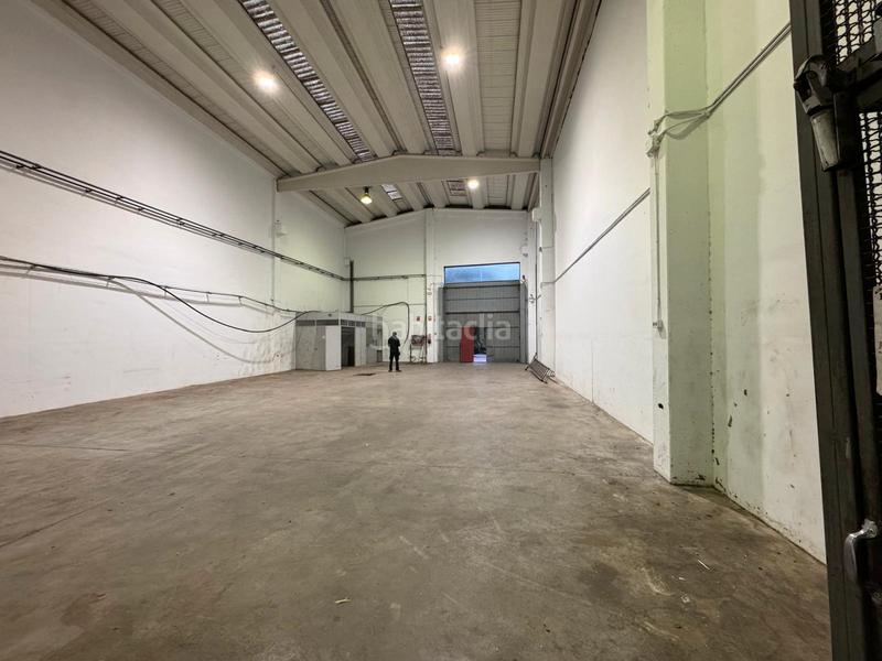 Foto d60db5b7-ed7b-49eb-8987-6b78473147e5. Alquiler nave industrial amplia nave con dos plantas y acceso por ambas calles en Badalona