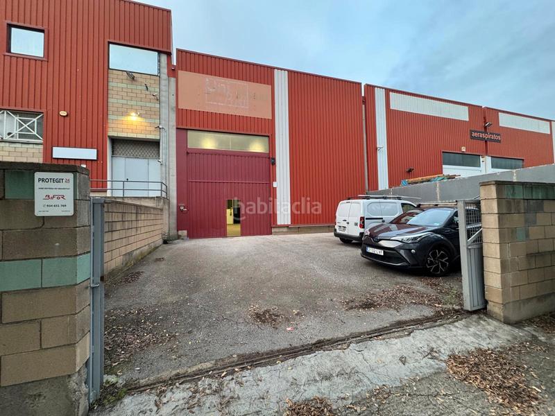 Foto e295613a-462b-4606-a457-ec39e3b45328. Alquiler nave industrial amplia nave con dos plantas y acceso por ambas calles en Badalona