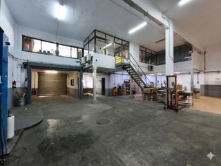 Nau industrial  Carretera del mig. Nave lista para entrar