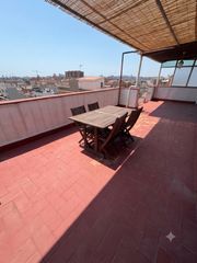 Àtic a Llefià. Ático con terraza orientado a mar