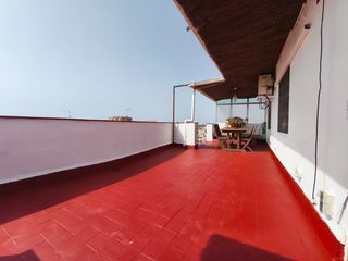Ático en Llefià. Ático con terraza orientado a mar