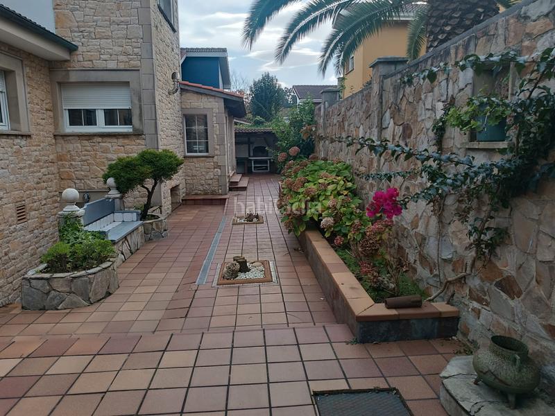 Foto bc16e66b-3e8a-4b62-939c-905e8187ceb1. Chalet with fireplace heating parking pool in Salinas Castrillón