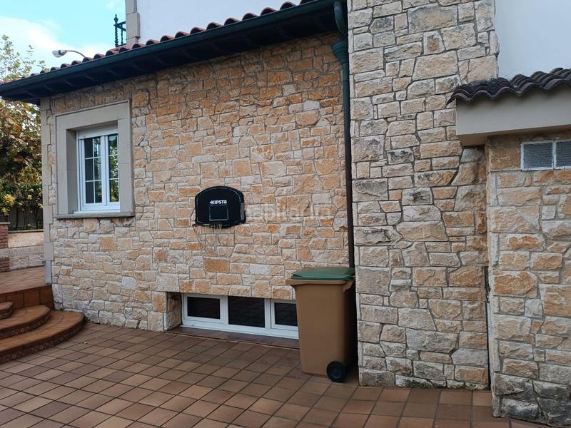 Foto c6721489-786d-4aa8-b356-aa63d2ce45ed. Chalet with fireplace heating parking pool in Salinas Castrillón