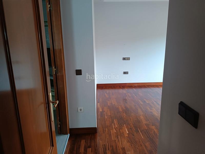 Foto dbb387ab-d0a0-4d83-a8ff-f89e6bc49376. Chalet con camino riscaldamento parcheggio piscina in Castrillón