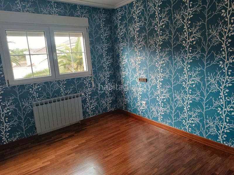 Foto ed343cce-2e2b-45f7-859a-57ef69a20580. Xalet amb xemeneia calefacció aparcament piscina a Castrillón